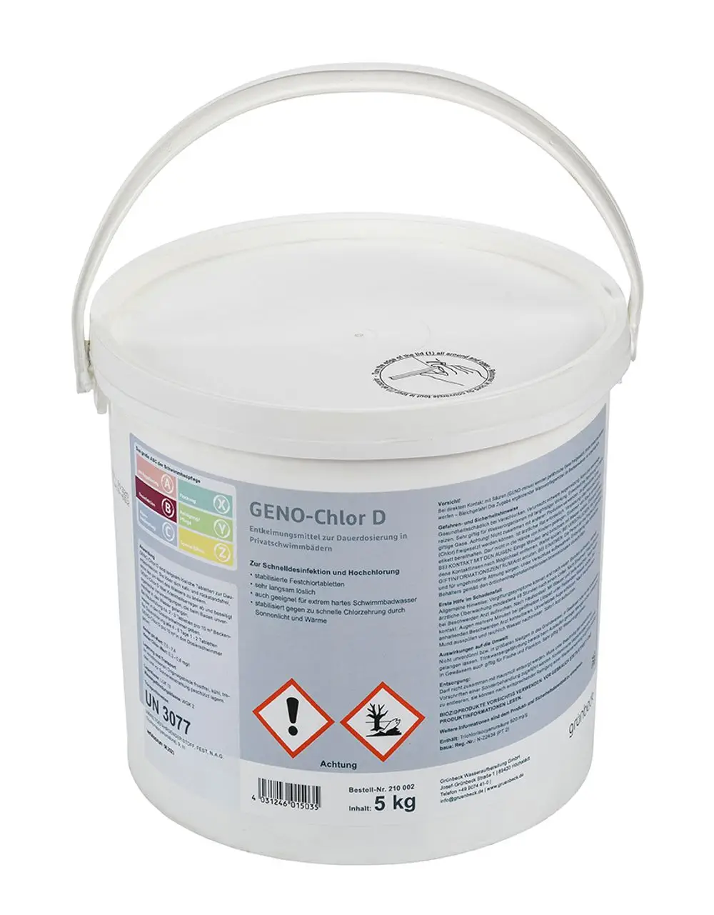 Weißer Eimer mit chlorhaltigem Produkt für die Desinfektion im Schwimmbereich. Aufdruck mit Warnhinweisen und Anwendungshinweisen von der Marke Grünbeck.